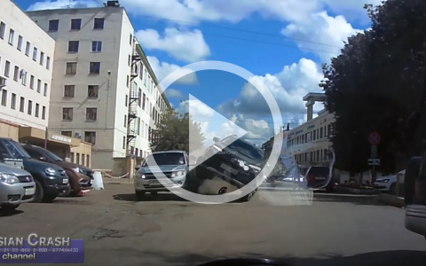 Появилось видео момента аварии на парковке у завода "Маяк"