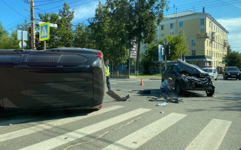 Авария на перекрестке улицы Молодой Гвардии и Октябрьского проспекта: помяты 2 автомобиля