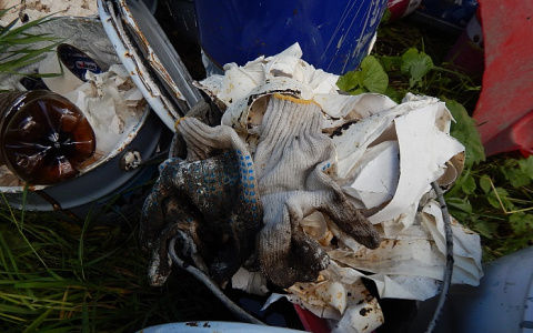 Обнаружены опасные отходы рядом с рекой Вяткой: лакокрасочные материалы нашел житель Омутнинского района