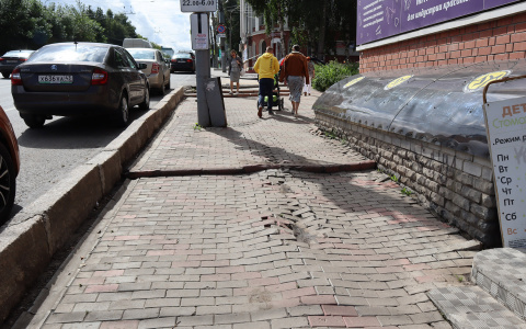 В мэрии Кирова назвали сроки ремонта "горбатых" тротуаров на Ленина