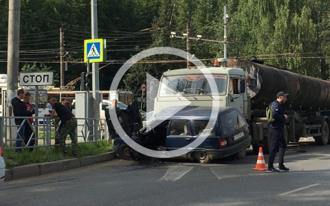 Появилось видео момента аварии, где КамАЗ протащил по дороге ИЖ