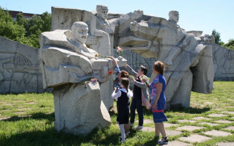 Кировская прокуратура начала проверку из-за видео танца на памятнике в TikTok