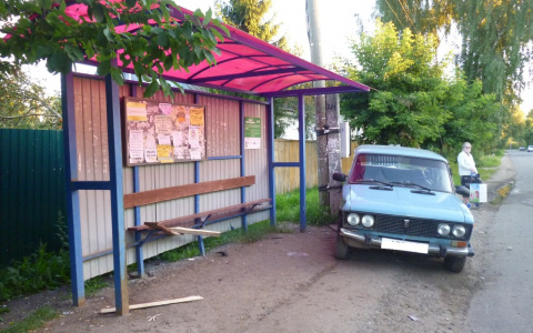 В Кирове 16-летний бесправник въехал в остановку: пострадала женщина