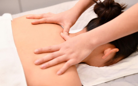 Стресс, бессонница и лишний вес: специалисты о пользе лечебного массажа