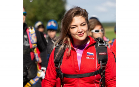 "Один раз приземлились на крокодиловую ферму": кировчанка установила рекорд России и мира по прыжкам с парашютом