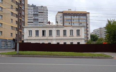 В Кирове начали разбирать крышу бывшего вытрезвителя в доме 19 века постройки