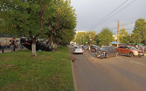 На Милицейской после двойного ДТП перевернулся BMW X6