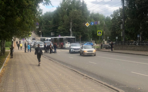 "На пешеходном переходе сбили человека": около Ботанического сада в Кирове произошло ДТП