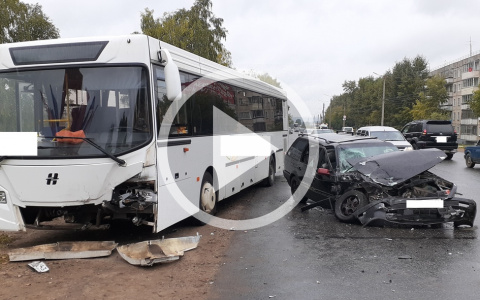 В Нововятске лоб в лоб столкнулись автобус и иномарка: на месте работала реанимация