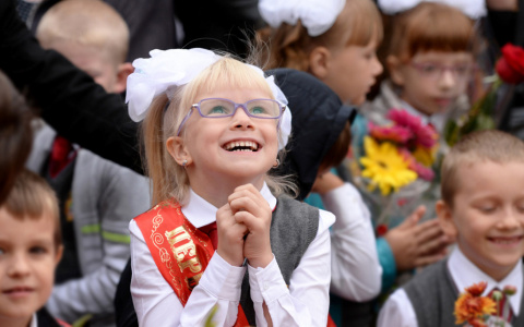 Управляющий Кировским отделением ПАО Сбербанк поздравил школьников