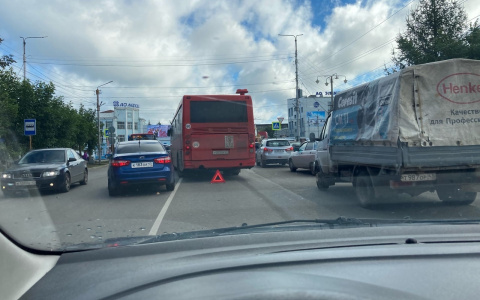 Из-за ДТП в районе площади Лепсе в километровых пробках встали две улицы