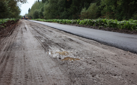 "Кусок новой дороги можно отколоть одной рукой": в Кирове укладывают асфальт в глину