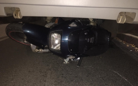 В центре Кирова после столкновения с авто мотоциклист залетел под автобус