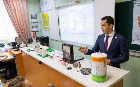 Дмитрий Курдюмов принял участие в экоуроке в Кировском лицее естественных наук