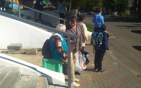 Урна вместо скамейки: кировчане жалуются на остановку у Центрального рынка