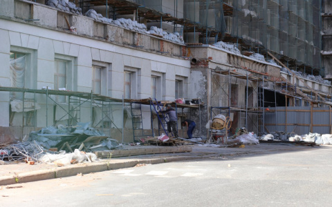 Здание областного правительства на Театральной площади станет белым