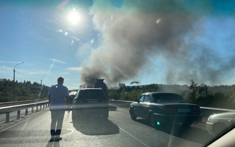 "Бушует огонь, очевидцы в панике": на новом мосту в Кирове горит машина
