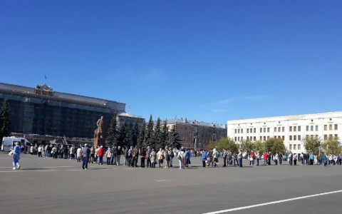 Кировчане выстроились в огромные очереди за бесплатными прививками от гриппа