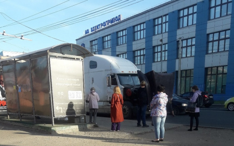 Мелкие ДТП и фура на «аварийке»: в утренний час пик в Кирове в пробках встали сразу несколько улиц