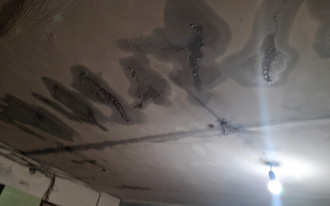 В доме на Менделеева из-за прорыва стояка с канализацией затопило 3 этажа