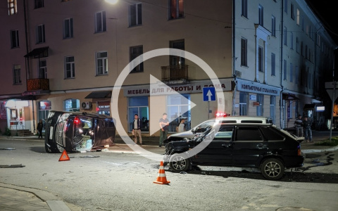 В центре Кирова после столкновения с ВАЗом перевернулся минивэн Toyota