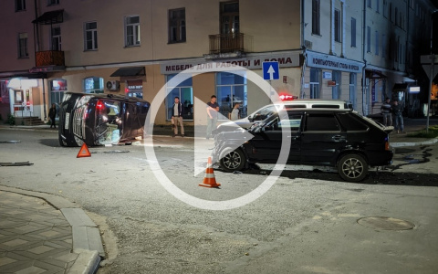 Появилось видео ДТП в Кирове, где ВАЗ одним ударом перевернул минивэн