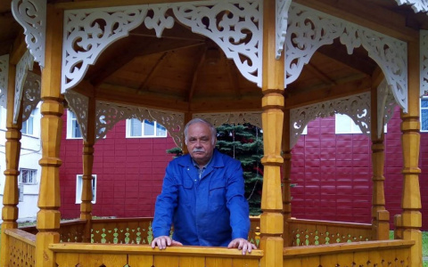 Пациент подарил врачам областной больницы в Кирове резную беседку