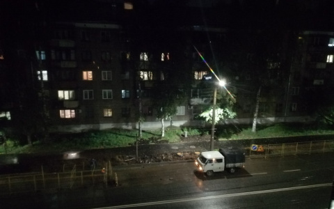 В Кирове несколько машин снесли ограждения коммунальной раскопки