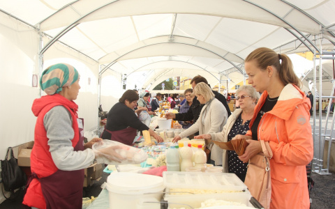 В Кирове начала работу ярмарка на Театральной площади