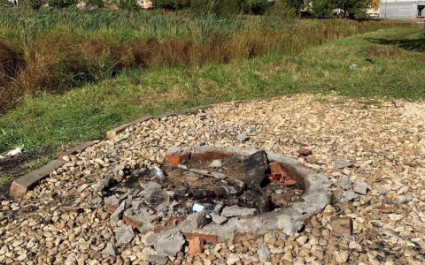 В сквере отдыха на Люльченке украли мангал и деревянные диваны