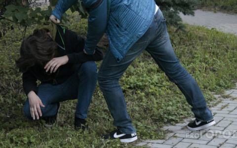 В Кирове на улице Московской два парня избивали прохожих