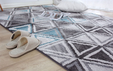 "Шел, упал, очнулся — гипс": какую опасность таят старые ковры?