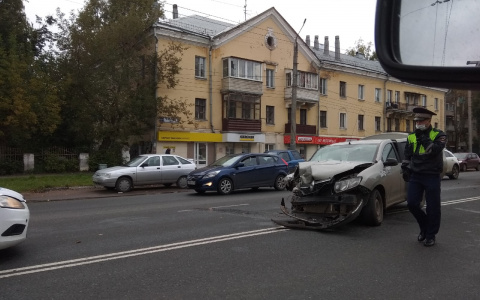 В аварии с Land Cruiser Prado на Воровского пострадали три человека