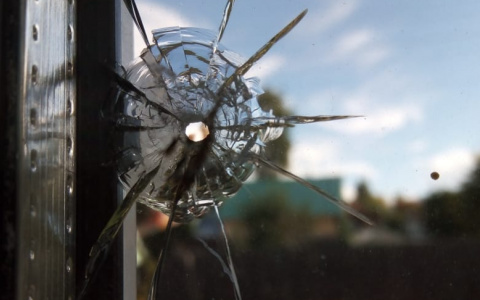 В Котельниче неизвестные стреляли по окнам жилого дома