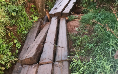 «Можно ноги переломать»: деревянный тротуар на улице Тимирязева разваливается на глазах
