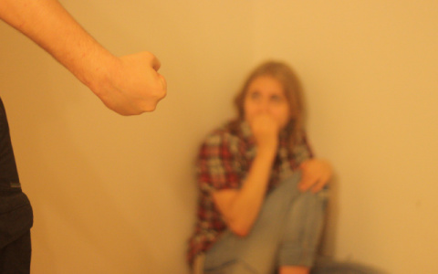 В Кирове возбудили дело против 23-летнего парня за избиение маленькой сестры