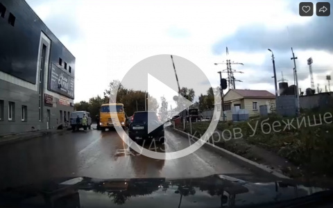 Появилось видео с места ДТП в Кирове, где 19-летний парень погиб под колесами КамАЗа