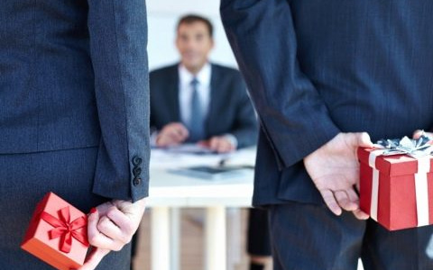 Эксклюзивные письменные наборы из натурального камня: как выбрать подарок для коллеги