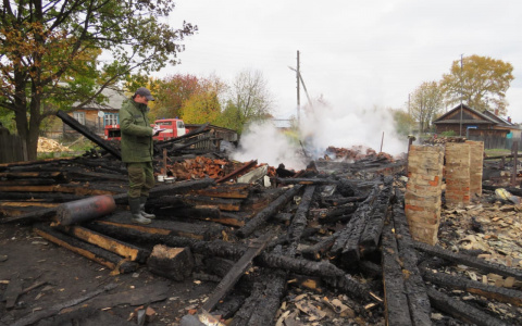 В Омутнинском районе произошел пожар: под завалами нашли два тела
