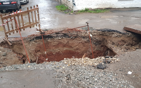 «Быстро разрыли и уехали»: жители улицы Пугачева рискуют упасть в раскопку