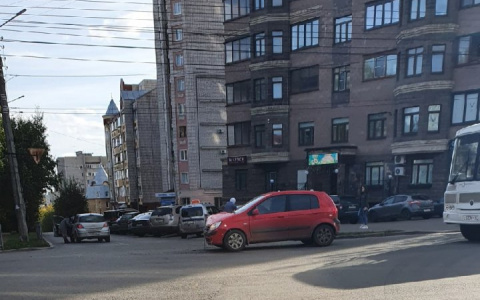 На перекрестке в центре Кирова машина врезалась в железный штырь