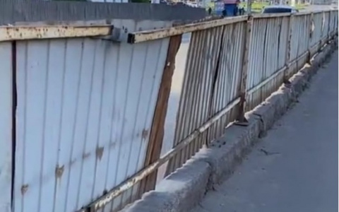 Угроза для пешеходов и водителей: на Ленина заменят опасное ограждение после видео в соцсетях