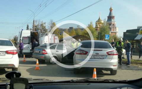 На Воровского столкнулись две легковушки: на месте работают все оперслужбы