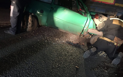 Ночью на улице Комсомольской «Ока» въехала в грузовик