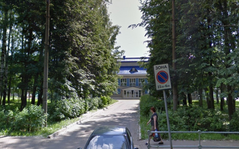 Учеников одной из кировских школ перевели на дистанционное обучение