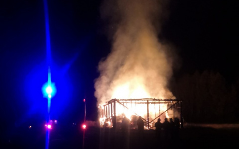 Крупный пожар в пригороде Кирова: сгорели 250 рулонов сена