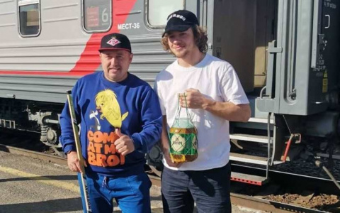 Игрока НХЛ Артемия Панарина кировские фанаты угостили «Вятичем»