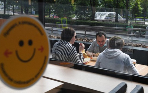 Кировским кафе и ресторанам запретят включать чаевые в счет