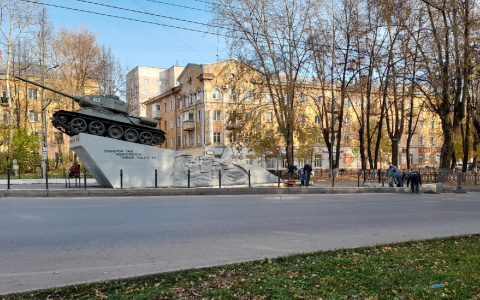«Кладбищенский памятник»: жители Кирова выступают против ограждений у Танка