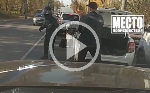 В Кирове во время конфликта на дороге один из водителей начал угрожать «автоматом»